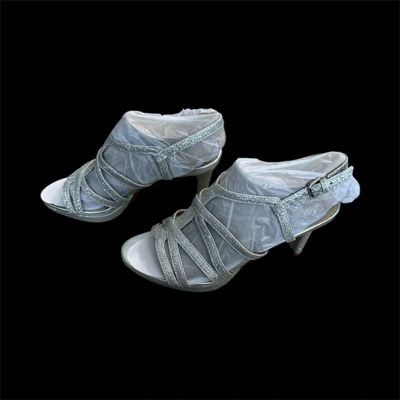 Naturalizer Silver Strappy‎ Sandals - Picture 2 of 4